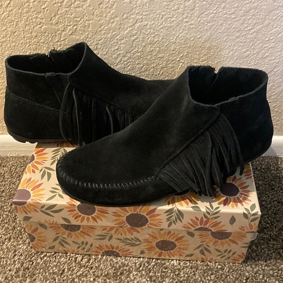 Woman’s Minnetonka moccasins - Picture 1 of 9